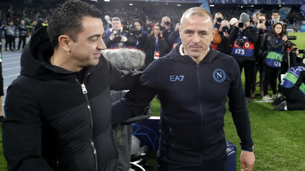 Trenér Barcelony Xavi a kouč Neapole Francesco Calzona