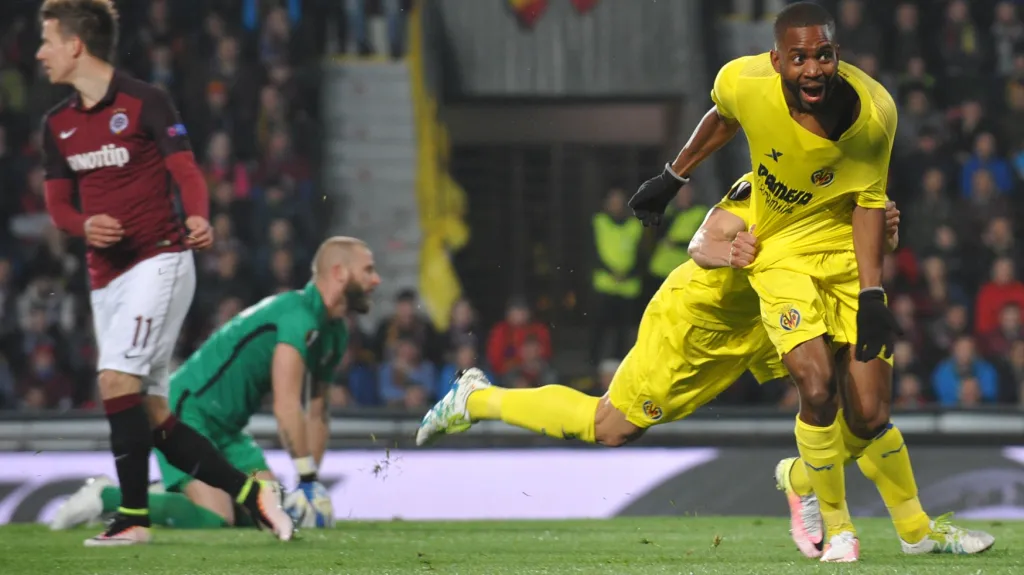 Cédric Bakambu z Villarealu se raduje z gólu v síti Sparty