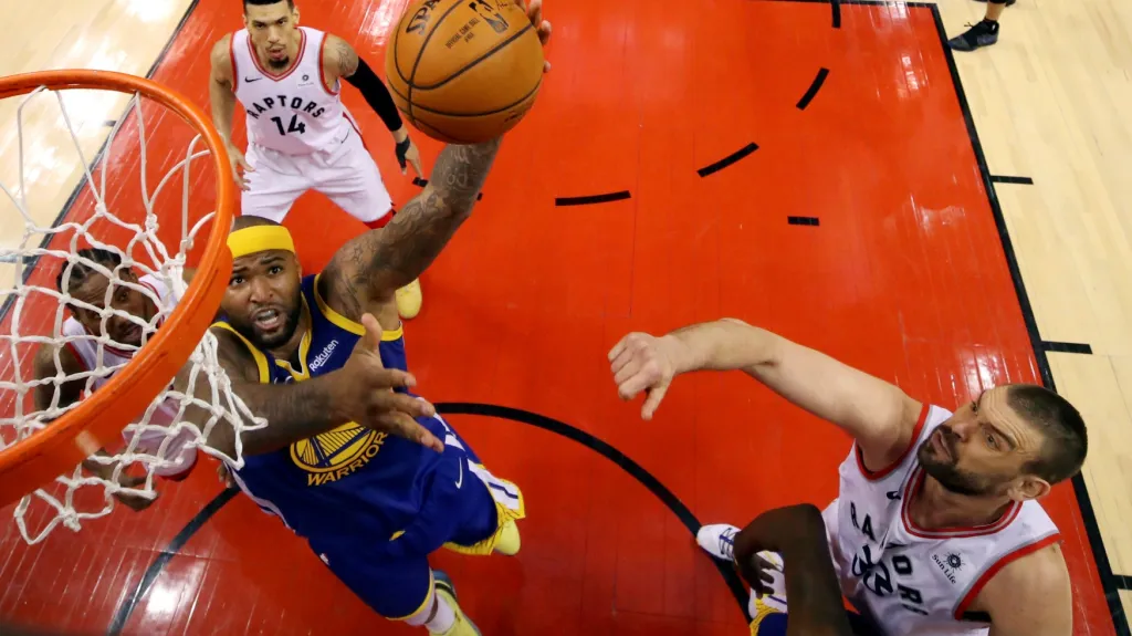 DeMarcus Cousins z Golden State v útoku na koš