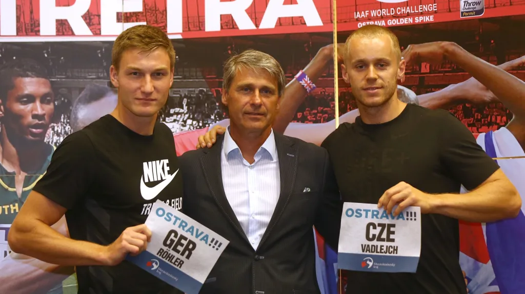 Zleva Thomas Röhler, Jan Železný a Jakub Vadlejch před Zlatou tretrou
