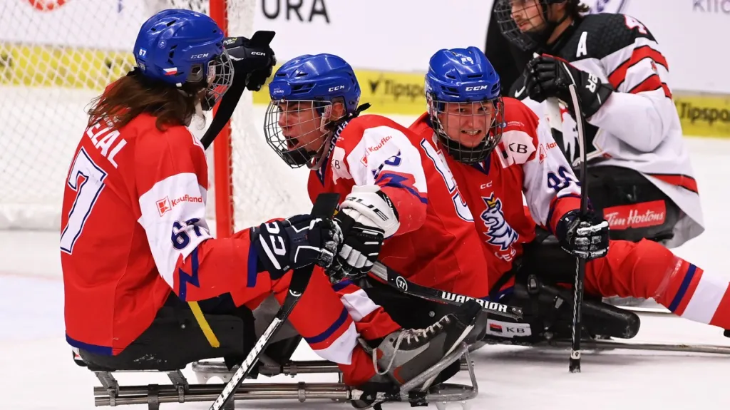 Parahokejista Filip Veselý slaví gól proti Kanadě