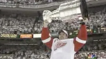 Dominik Hašek se Stanleyovým pohárem