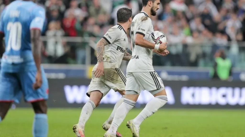 Mahir Emreli z Legie (vpravo) po gólu do sítě Slavie