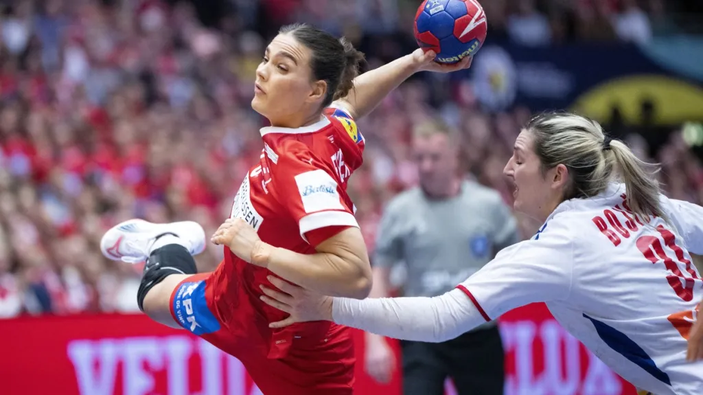Helena Elverová z Dánska střílí na srbskou branku