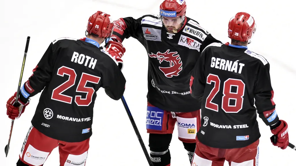 Milan Doudera se raduje se spoluhráči