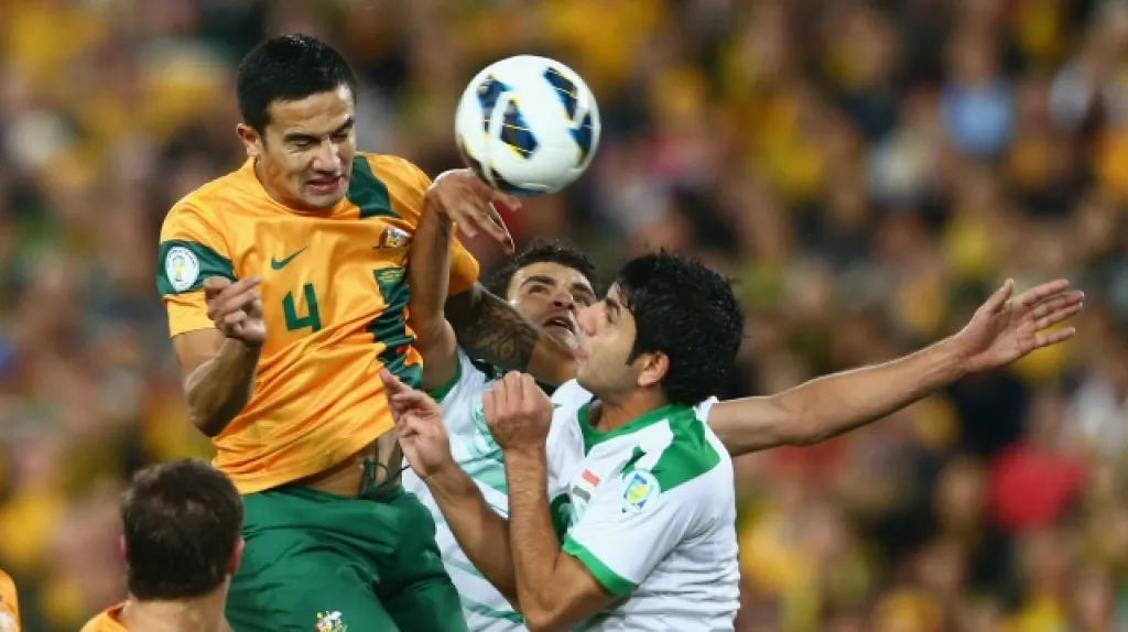 Tim Cahill v souboji s hráči Iráku