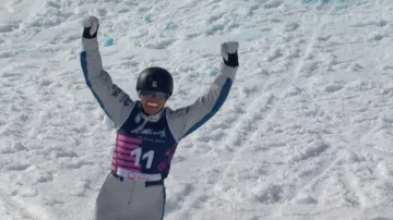 Vítězný skok Kuhnové na MS v akrobatickém lyžování