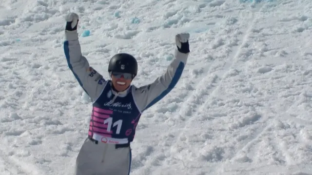 Vítězný skok Kuhnové na MS v akrobatickém lyžování