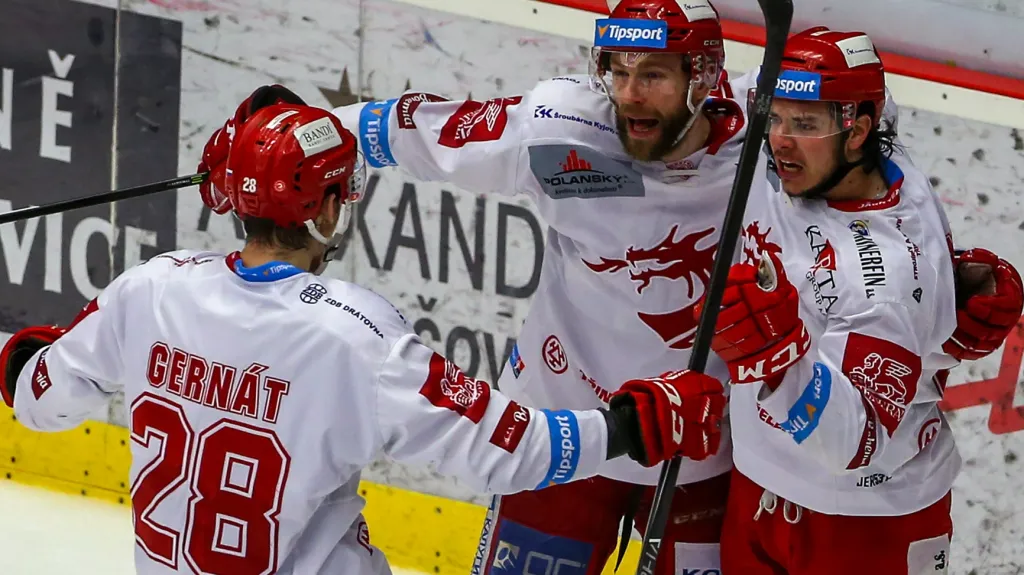 David Cienciala (vpravo) slaví se spoluhráči z Třince gól ve finále proti Liberci