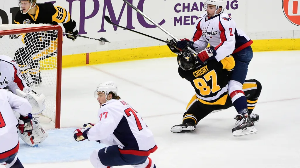 Zákrok Matta Niskanena na Sidneyho Crosbyho