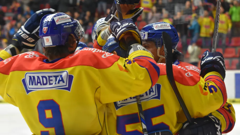Slavící hokejisté Motoru