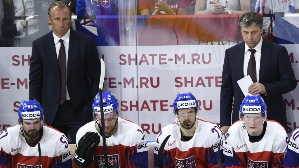 Asistent trenéra Václav Prospal (vlevo) s Josefem Jandačem na střídačce