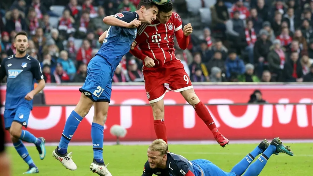 Lewandowski v hlavičkovém souboji s Vogtem