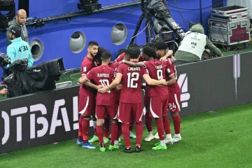 Katarší fotbalisté se radují z gólu ve finále mistrovství Asie