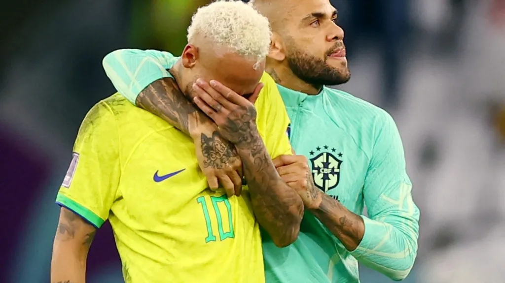 Zdrceného Neymara utěšuje po vyřazení Dani Alves