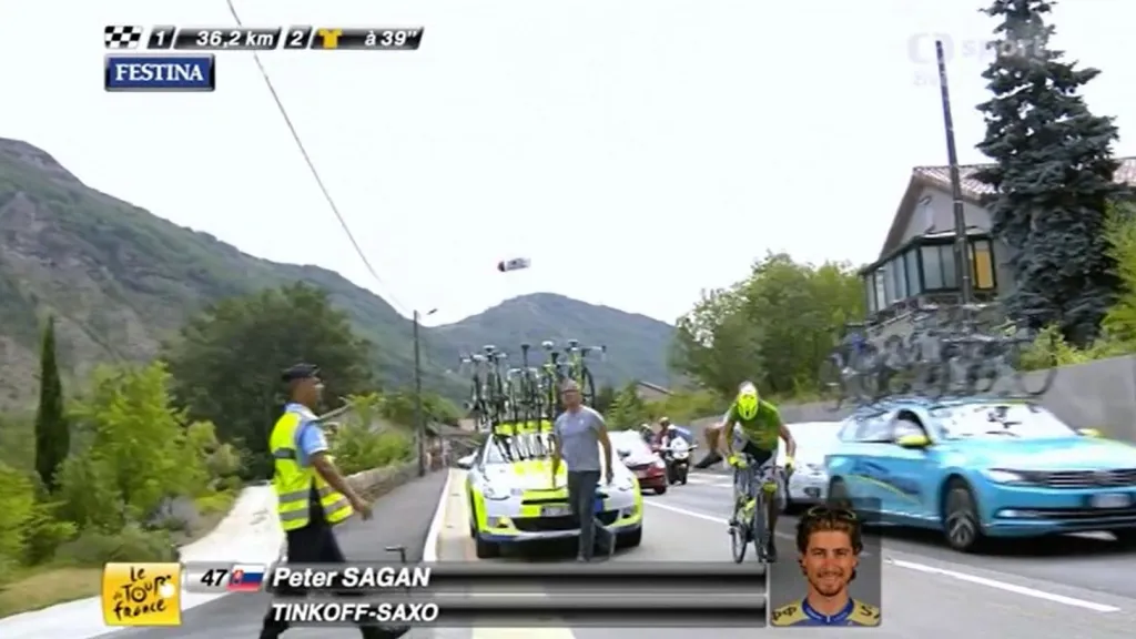 Mechanik Tinkoff-Saxo zamířil na kameramana