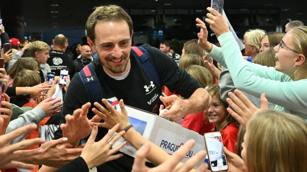 Ondřej Perušič se prodírá davem