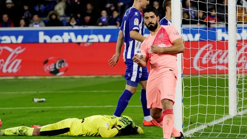 Luis Suárez slaví vstřelenou branku na stadionu Deportiva Alavés
