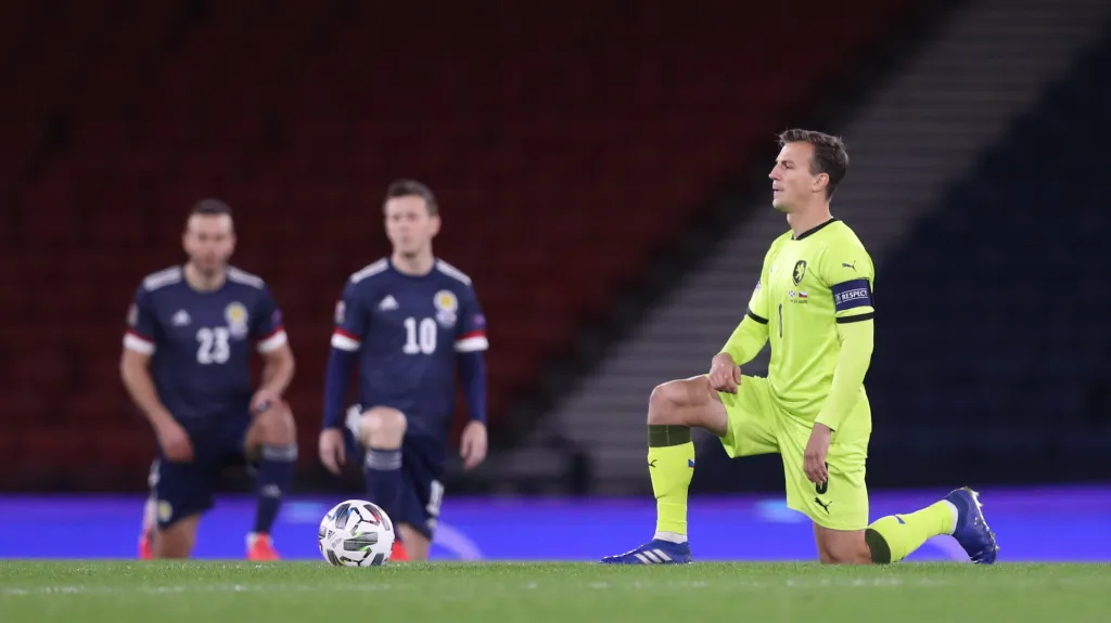 Vladimír Darida klečí v utkání se Skotskem