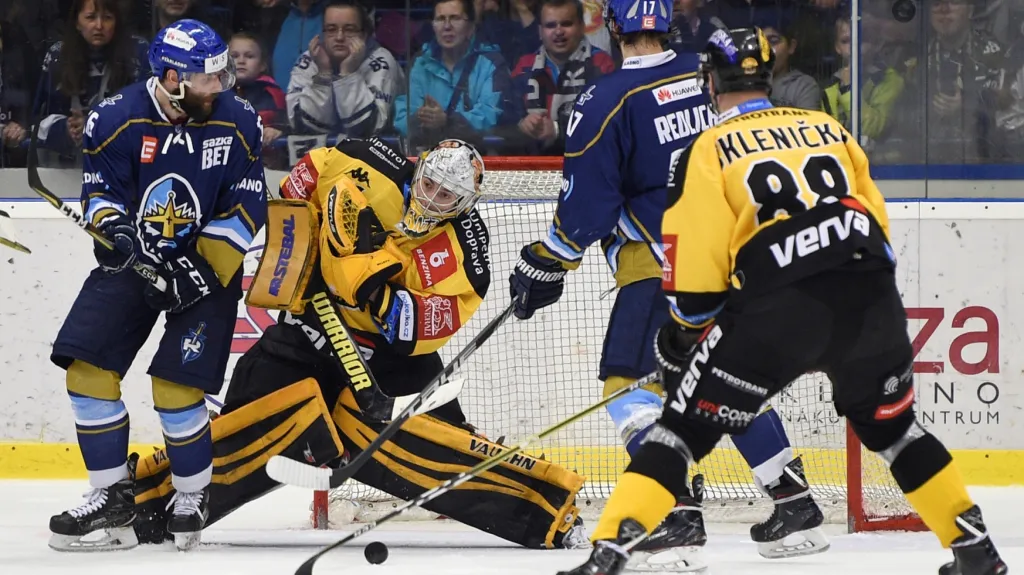 Brankář Litvínova Pavel Kantor v utkání proti Kladnu