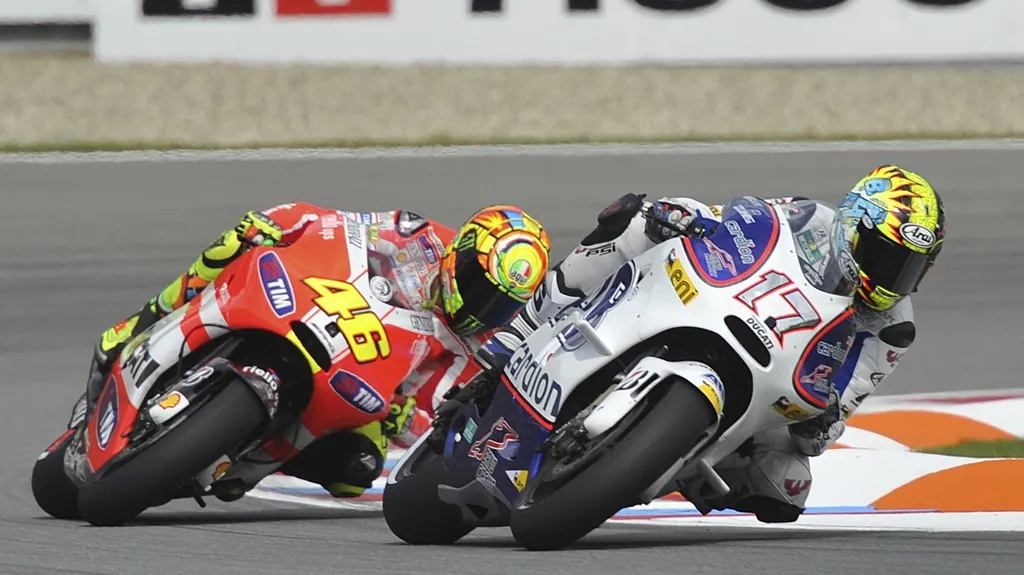 Karel Abraham (vpředu) a Valentino Rossi