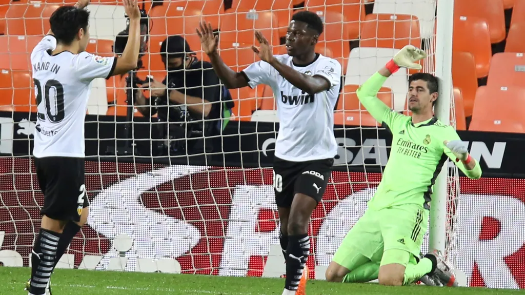 Thibaut Courtois lovil míč ze sítě proti Valencii čtyřikrát