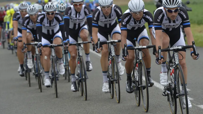 Stáj Giant Shimano na špici pelotonu v šesté etapě Tour