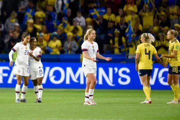 Fotbalistky USA se radují po výhře nad Švédskem