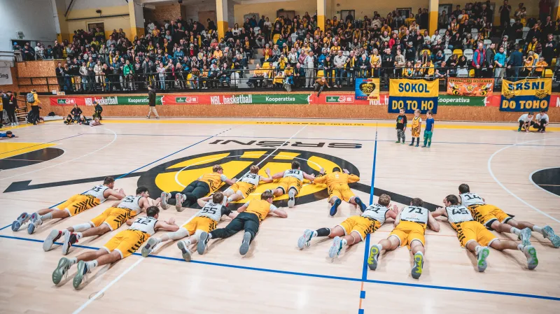 Vítězná děkovací tradice fanouškům Sršňů písek