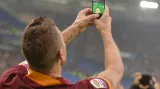 Francesco Totti si fotí selfie s fanoušky po vstřelené brance