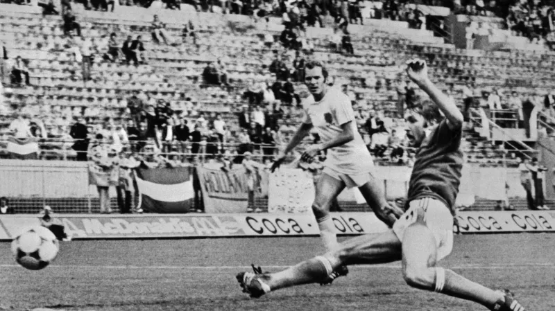 Zdeněk Nehoda z Československa střílí gól na ME 1980