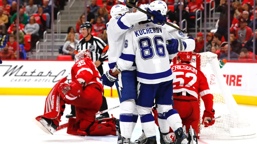 Slavící hokejisté Tampy v utkání proti Detroitu