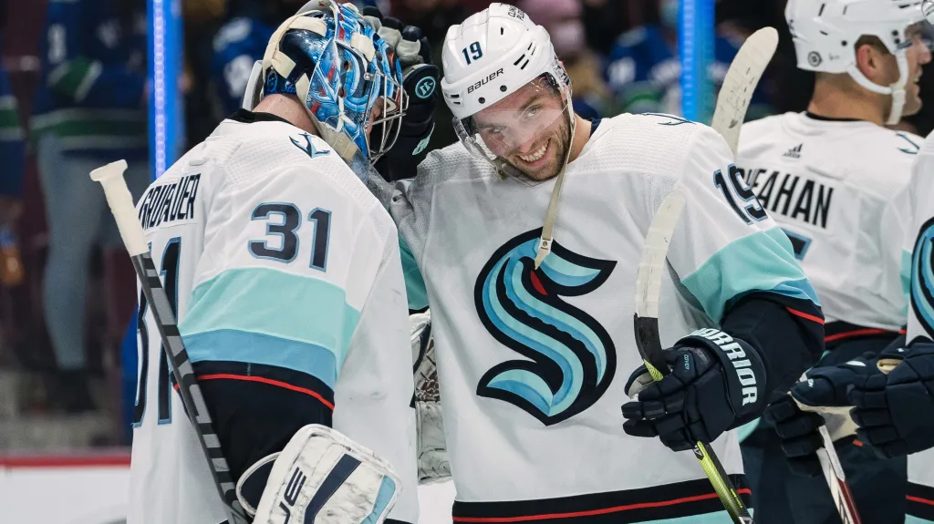 Brankář Philipp Grubauer a Calle Järnkrok ze Seattlu