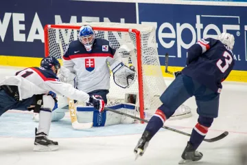 Seth Jones z USA překonává Jána Laca ze Slovenska