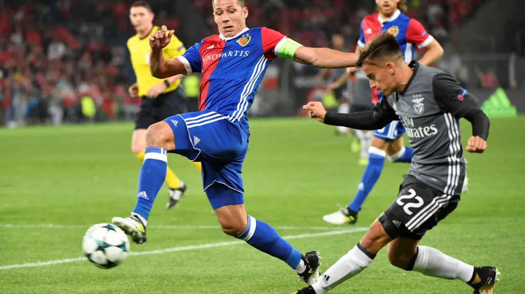 Marek Suchý z Basileje (vlevo) se snaží zastavit centr Franca Cerviho z Benficy