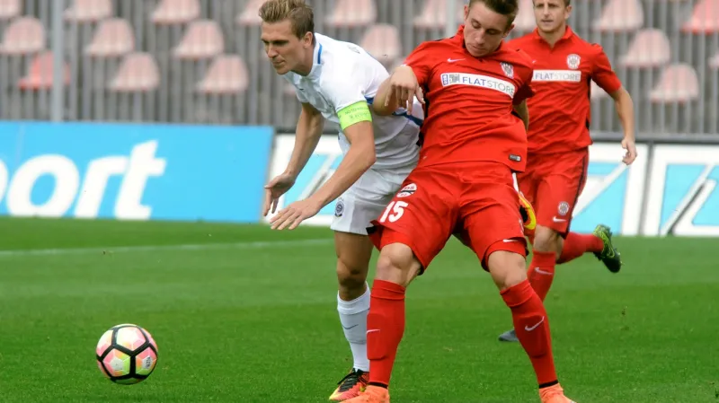 Bořek Dočkal ze Sparty (vlevo) se snaží projít kolem Jakuba Šurala ze Zbrojovky Brno