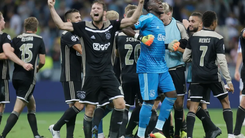 Hráči Ajaxu se radují z postupu do LM