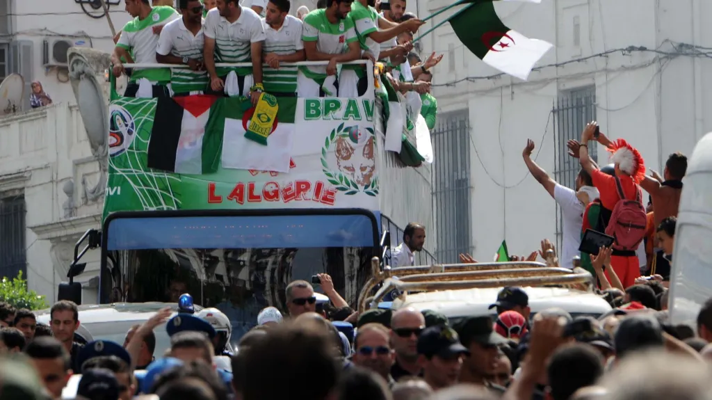 Fotbalisté Alžírska po příjezdu domů 