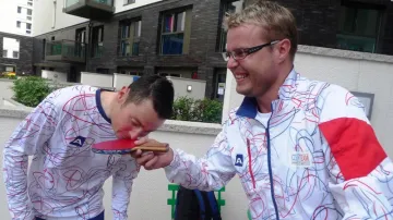 Ještě je čas na legraci. Jiří Ježek kontroluje, že na rozdíl od her v Aténách má Ivan Karabec přilepeny potahy na pálce