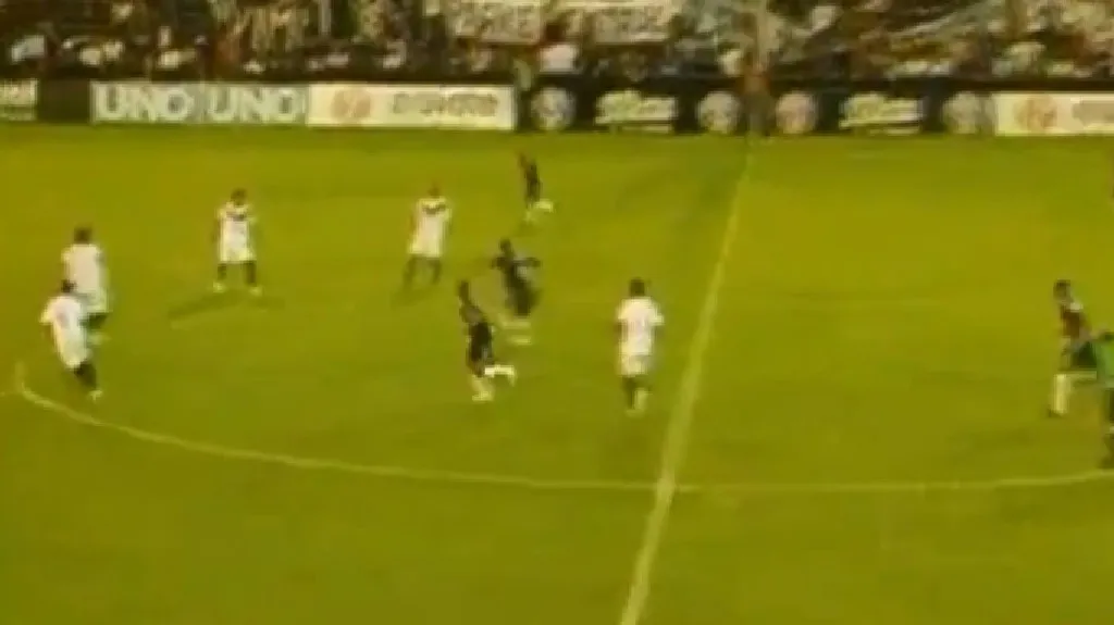 Gól z půlící čáry