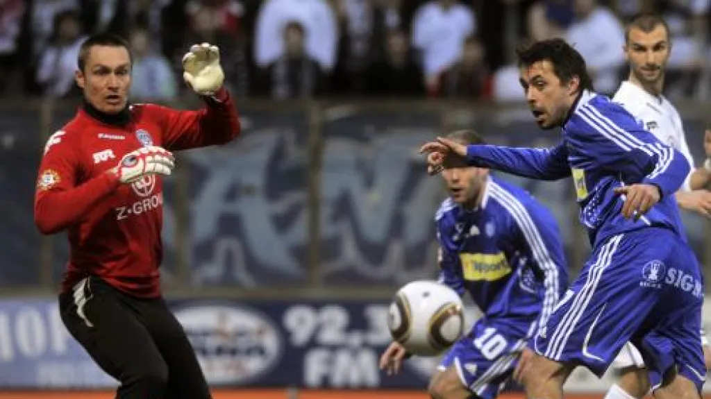 Ordoš (vpravo) rozhodl o výhře Sigmy nad Slováckem