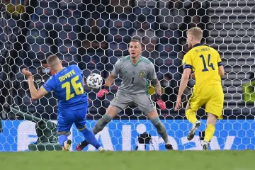 Arťom Dovbyk střílí vítězný gól do sítě Švédska