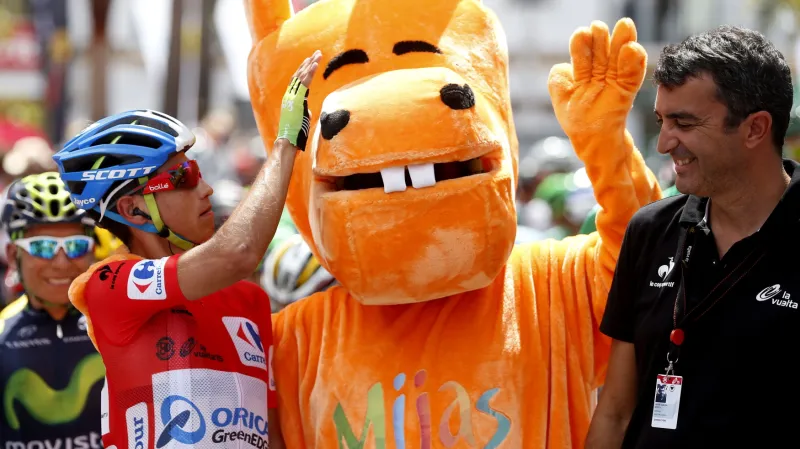 Esteban Cháves s maskotem Vuelty