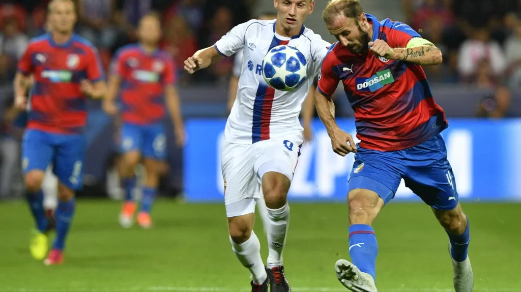 Roman Hubník (vpravo) v utkání proti CSKA Moskva