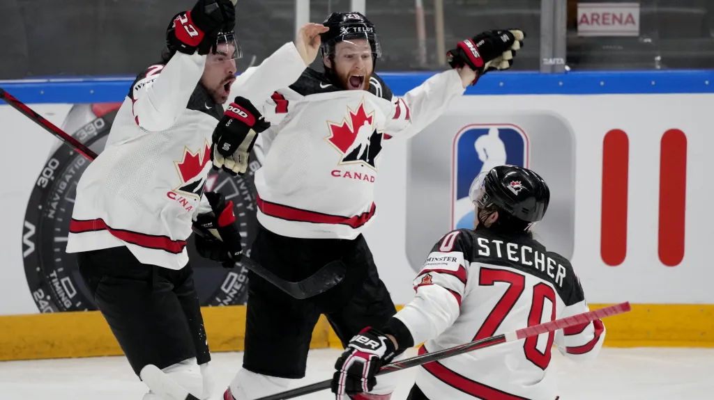 Radost Kanaďanů – vlevo Nick Paul, vedle něj Connor Brown