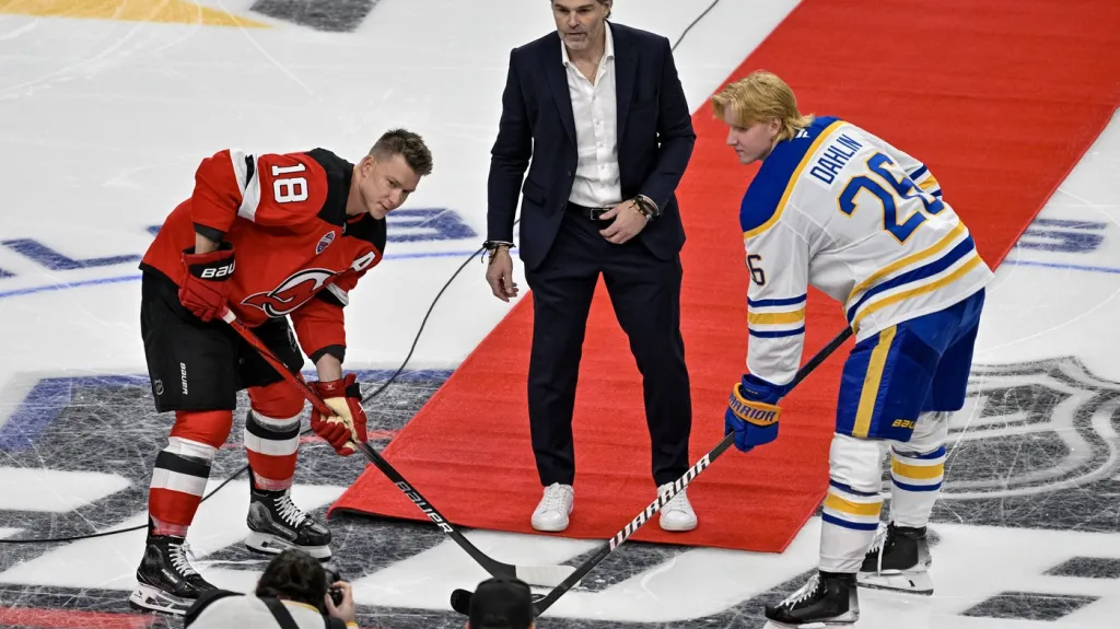 Jaromír Jágr vhazuje slavnostní buly mezi Ondřeje Paláta z New Jersey a Rasmuse Dahlina z Buffala