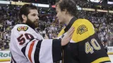 Corey Crawford (vlevo) přijímá gratulace od Tuukky Raska