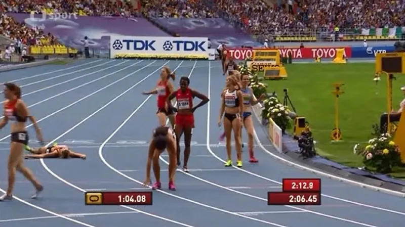 Závěr běhu na 800 metrů a vyrovnání českého rekordu sedmibojařkou Klučinovou