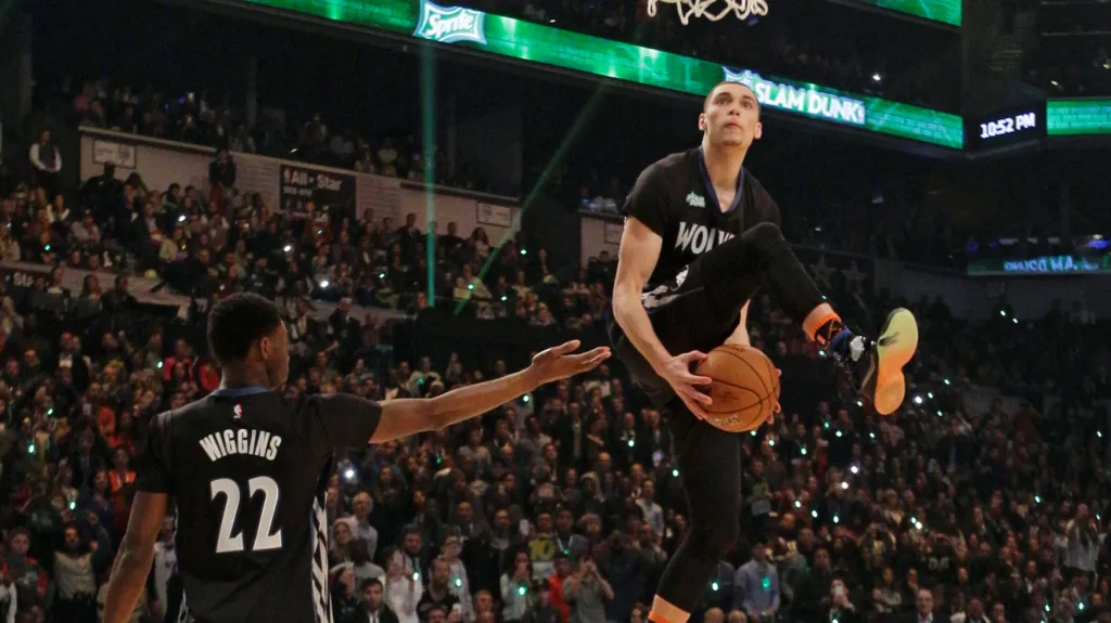 Zach LaVine (vpravo) během soutěže smečařů během víkendu All Star