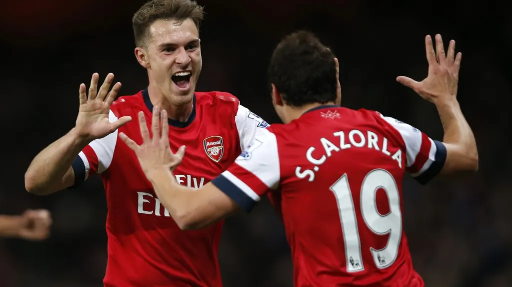 Slavící Aaron Ramsey (vlevo) se Santim Cazorlou